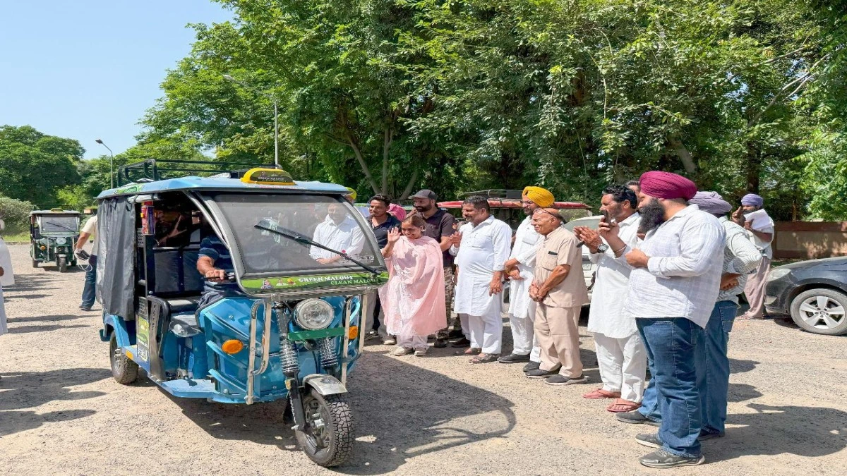 Environmental Protection और Employment की ओर बड़ा कदम: Mann Government ने ज़रूरतमंदों में बांटे E-Rickshaws