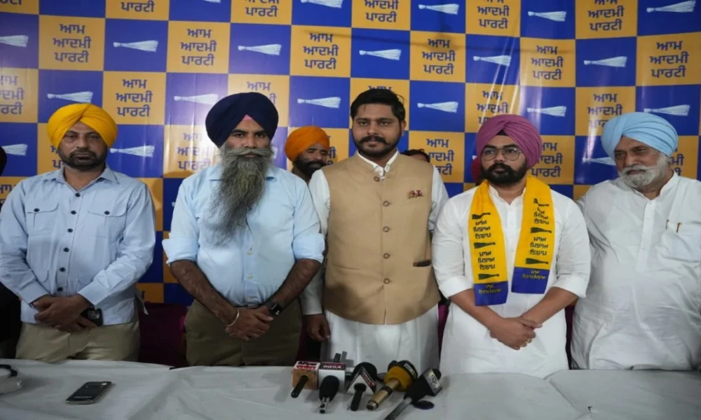 नेता Yadavinder Singh की Aam Aadmi Party में हुई वापसी,  कार्यकारी President Sharry Kalsi ने ‘AAP’ परिवार में किया स्वागत