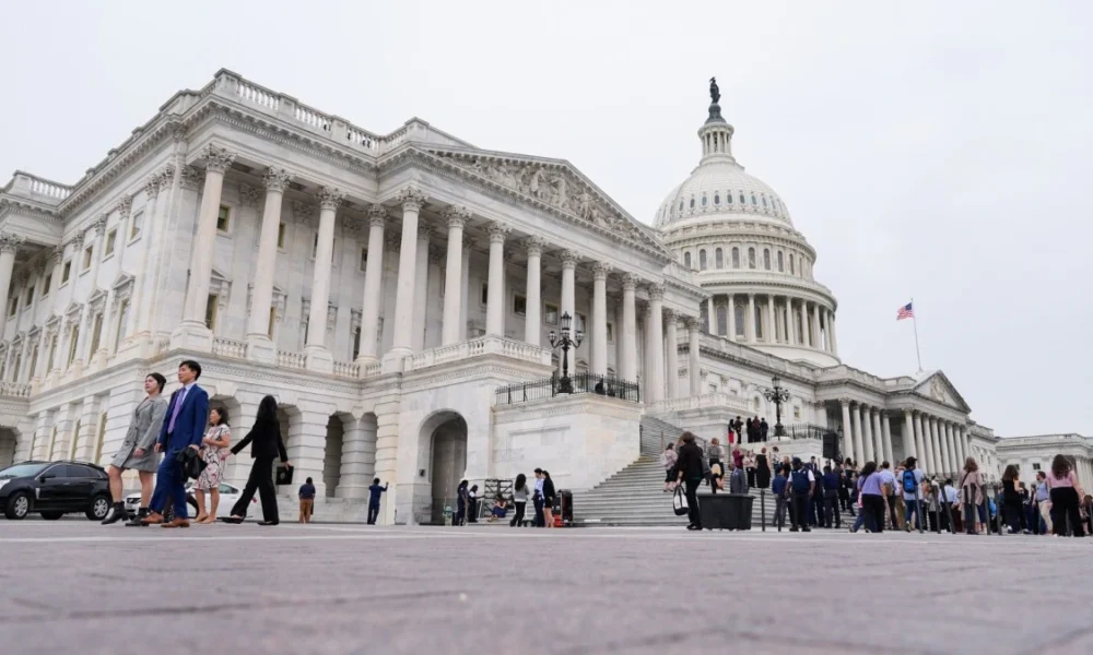 America में Government Shutdown 22वें दिन भी जारी: लाखों Employees बिना सैलरी के, Trump और Democrats में कड़ा टकराव