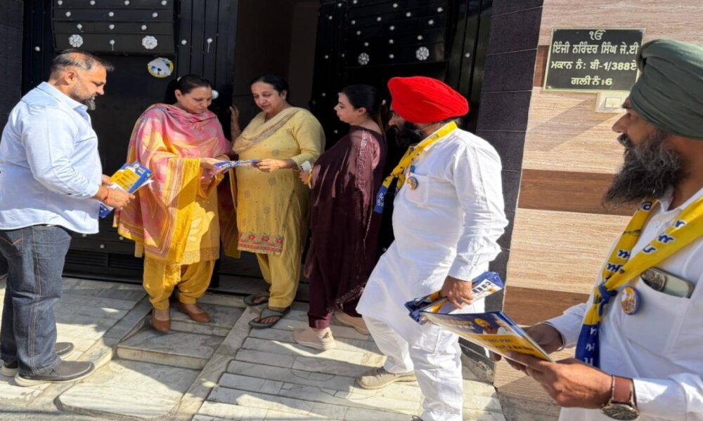 APP Women Wing अध्यक्ष Dr. Amandeep Kaur Arora ने Harmeet Sandhu के समर्थन में किया Door-to-Door Campaign