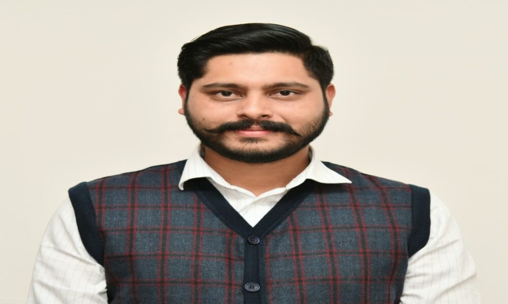 Congress नेताओं ने Guru Sahib की तस्वीरों के ऊपर अपनी photos लगाकर Sikh sentiments को आहत किया: Sherry Kalsi