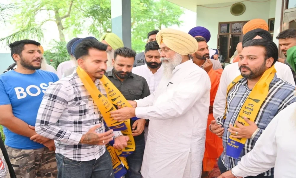 Shiromani Akali Dal को बड़ा झटका, Sarpanch Happy की प्रेरणा से दर्जनों Families APP में शामिल
