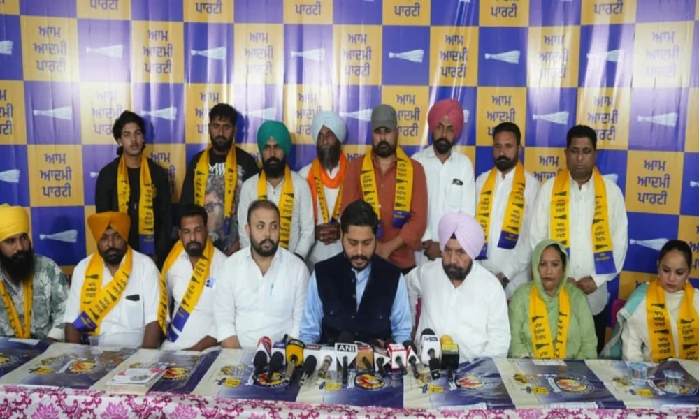 Khair Dinke के कई परिवार Aam Aadmi Party में शामिल, Tarn Taran By-Election से पहले APP को मिला बड़ा सहारा