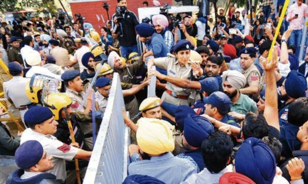 PU का Gate तोड़ने वालों के ख़िलाफ़ FIR: Police से झड़प के भी आरोप; 18 से 20 November को होने वाली Exams Cancelled