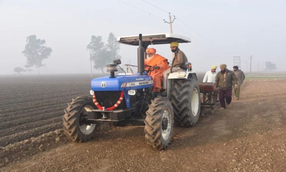 मिसाल बने AAP MP Seechewal: खुद tractor चलाकर पहुंचे flood-affected fields में, किसानों के साथ मिलकर कर रहे मदद