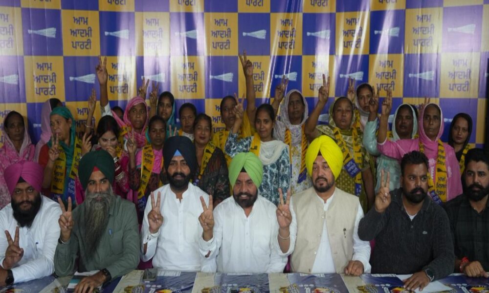 Tarn Taran by-election से पहले APP को बड़ा समर्थन; 100 से ज्यादा families ने party join की, महिलाओं और युवाओं ने कहा – हम Harmeet Sandhu को जिताएंगे