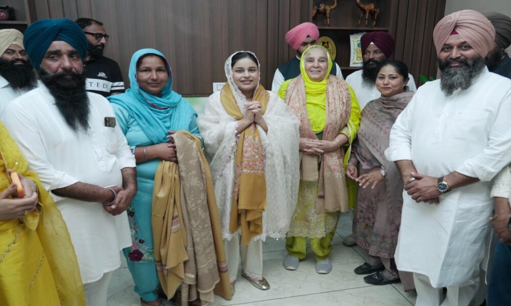 Dr. Gurpreet Kaur और माता जी ने किया Harmeet Sandhu के लिए जोरदार चुनाव प्रचार, कई परिवारों ने AAP जॉइन किया