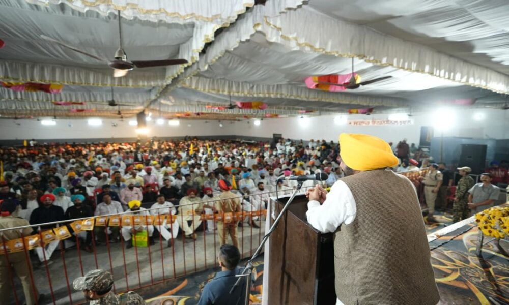 CM Bhagwant Mann ने Panjwad, Thatthi Sohal और Jhabal Kalan में किया जोरदार चुनाव प्रचार, Akali और Congress पर साधा तीखा निशाना