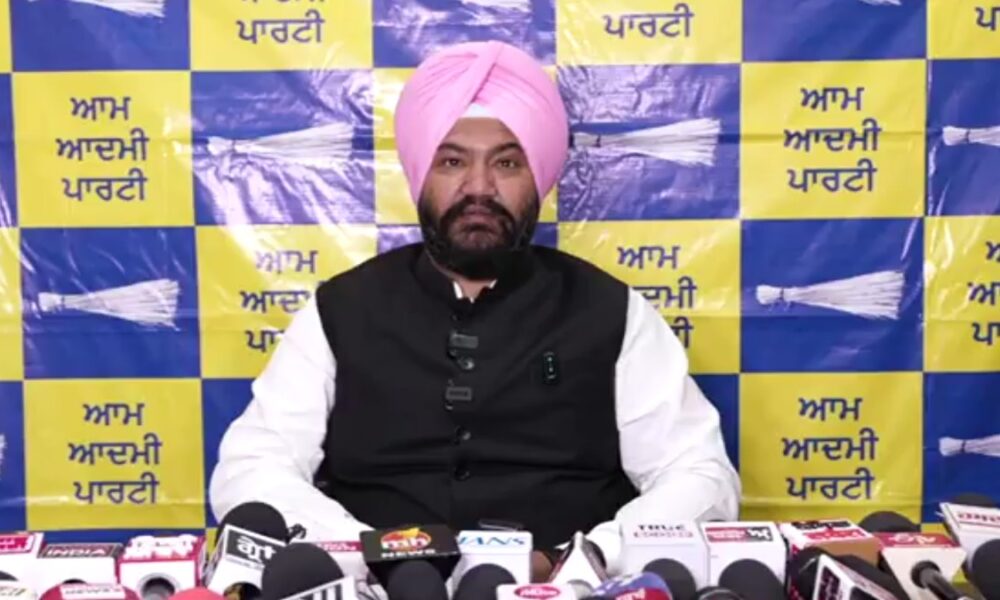 अमृतसर में AAP नेता Talbir की प्रेस कॉन्फ्रेंस:बोले-अकाली दल को नहीं मिल रहा मजबूत उम्मीदवार, बादल पर साधा निशाना