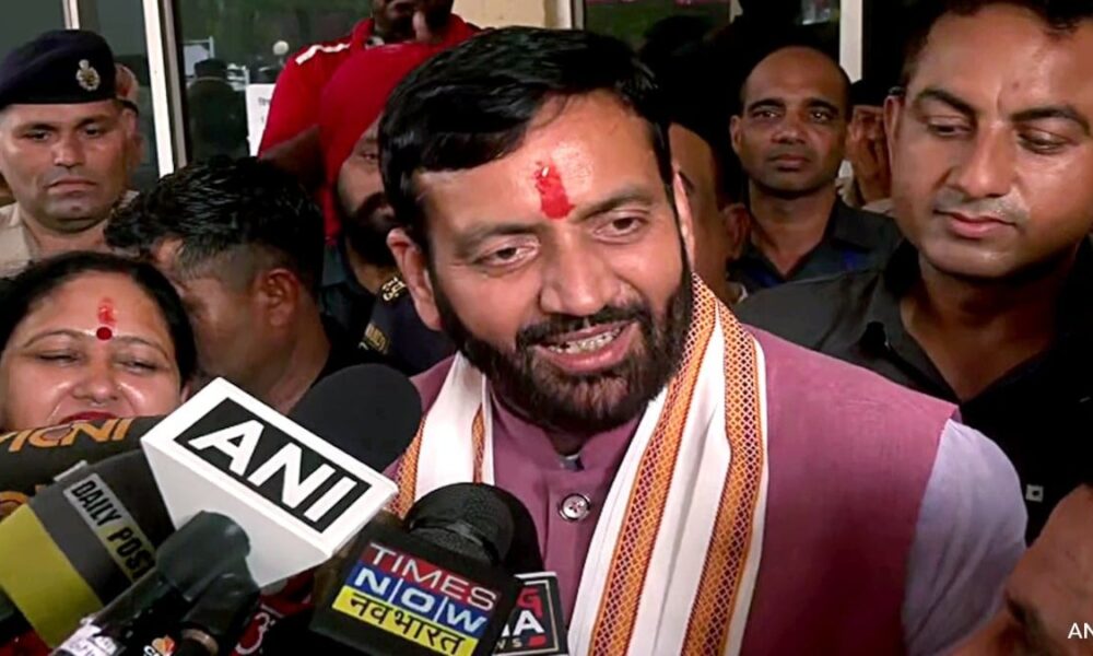 हरियाणा में गणतंत्र दिवस सर्कुलर पर कानूनी विवाद:’ध्वजारोहण’ और ‘राष्ट्रीय ध्वज फहराने’ के अंतर पर उलझी सरकार; CM-गवर्नर को शिकायत
