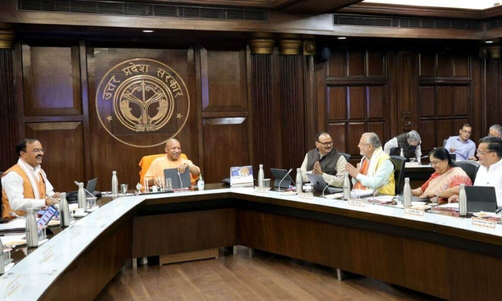 UP Cabinet Meeting: 5000 में कमर्शियल लैंड की गिफ्ट डीड.. योगी कैबिनेट की अहम बैठक में इन एक दर्जन प्रस्तावों पर लग सकती है मुहर