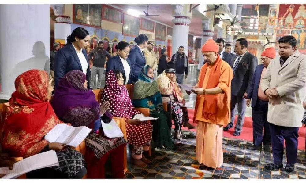 सीएम योगी ने 150 लोगों की सुनी समस्याएं, कहा- हर व्यक्ति की समस्या का समाधान संकल्प