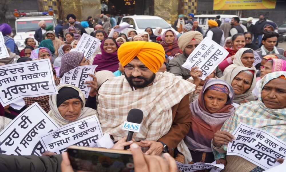 मनरेगा की जगह BJP के ‘काले कानून’ के खिलाफ ‘आप’ द्वारा बड़े स्तर पर विरोध प्रदर्शन, मंत्री तरुनप्रीत सिंह सौंद ने कहा! ग्रामीण रोज़ी-रोटी पर सीधा हमला है