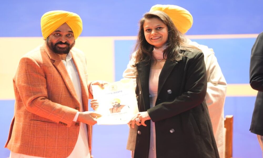 पंजाब की मान सरकार का ‘मिशन रोज़गार’, युवाओं को दीं 63,943 सरकारी नौकरियां