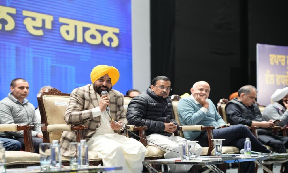 अरविंद केजरीवाल और CM  भगवंत सिंह मान की पंजाब के व्यापारियों और दुकानदारों से मुलाकात; कहा, अब उन्हें दफ्तरों के चक्कर नहीं लगाने पड़ेंगे, ‘आप’ सरकार खुद उनके पास पहुँचेगी