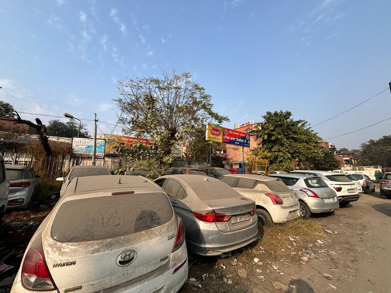 थाने के बाहर खड़ी गाड़िया