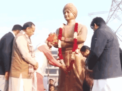 गुरुग्राम में स्वामी विवेकानंद की प्रतिमा पर माल्यार्पण करते सीएम, प्रदेशाध्यक्ष और विधायक।