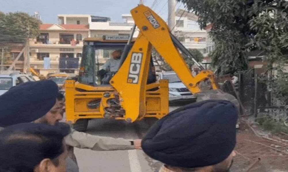 मोहाली सिटी में नगर निगम का बुल्डोजर एक्शन:HC के आदेश पर एनक्रोचमेंट के खिलाफ ड्राइव
