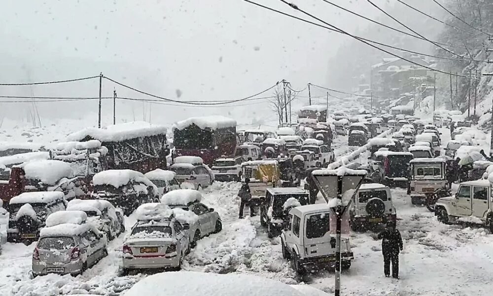 हिमाचल में भारी बर्फबारी की चेतावनी आज:Tourists को ऊंचे क्षेत्रों में नहीं जाने की Advisory