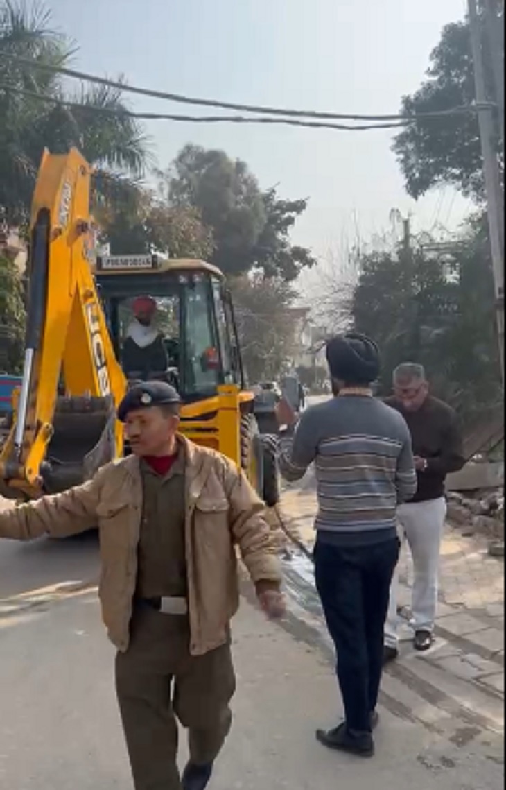 नगर निगम की टीमें अपनी कार्रवाई को करते हुए। साथ ही रिकॉर्डिंग करते हुए अधिकारी।