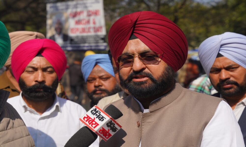 ‘दलित विरोधी कांग्रेस’ के खिलाफ ‘AAP’ ने पंजाब भर में किए विरोध प्रदर्शन, प्रताप बाजवा ने मंत्री ईटीओ पर की थी जातिवादी टिप्पणी