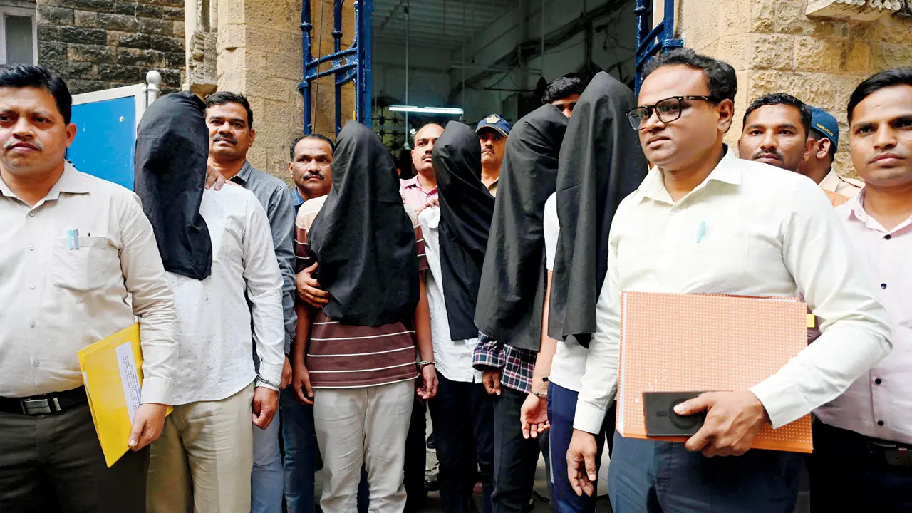 रोहित शेट्टी के घर पर फायरिंग केस में बड़ा खुलासा, 5 आरोपी पुलिस की गिरफ्त में