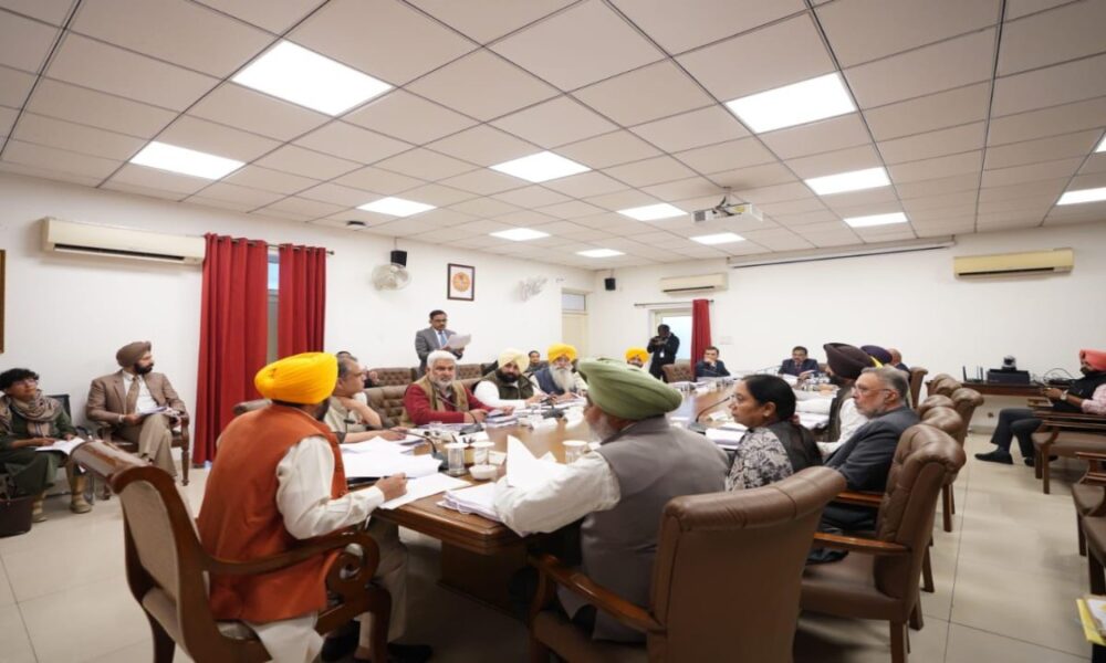 पंजाब में चुनाव से पहले फ्री दाल-चीनी देगी AAP सरकार:नमक-तेल, हल्दी भी मिलेगी; CM ने मेरी रसोई स्कीम लॉन्च की; शराब महंगी नहीं होगी
