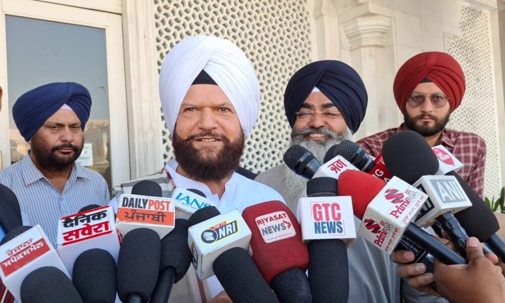 गायक Hans Raj Hans श्री दरबार साहिब में हुए नतमस्तक, राजनीति से दूरी पर दिया जवाब!