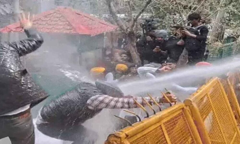 Punjab News: पंजाब में AAP का कांग्रेस के खिलाफ जमकर प्रदर्शन, पुलिस ने चलाया वाटर कैनन
