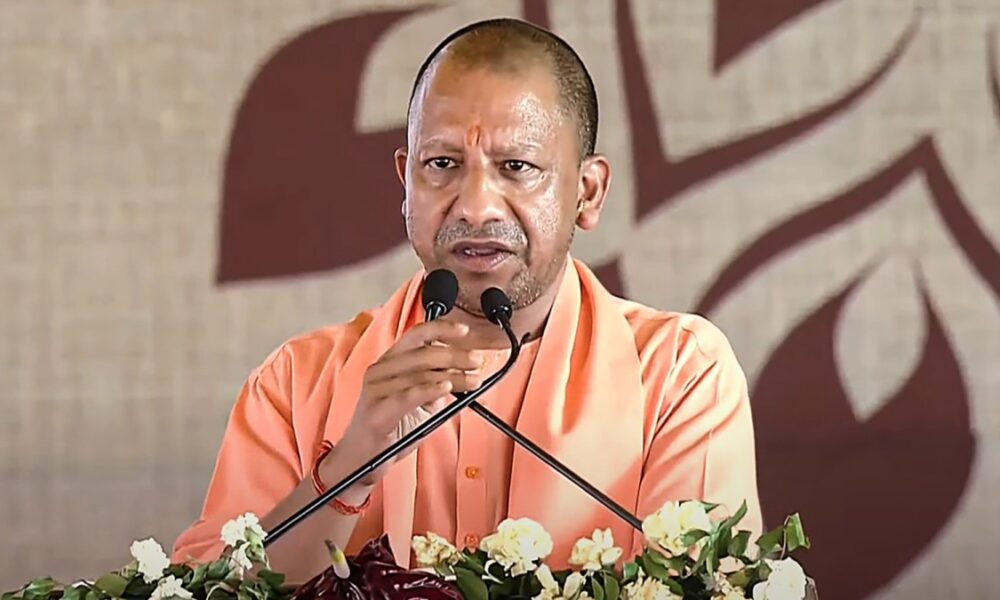 CM योगी बोले-कटे इसलिए थे, क्योंकि बंटे थे:फिर बेटेंगे, तो कटेंगे; बांग्लादेश में रोज दलित हिंदू मारे जा रहे