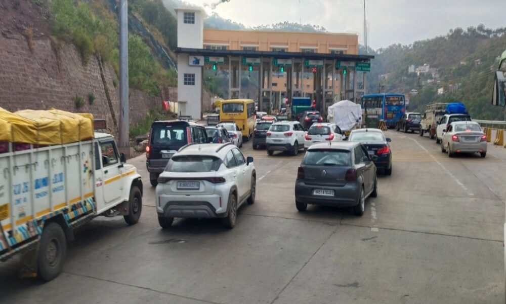 Himachal में घूमना हुआ महंगा, एक अप्रैल से एंट्री के लिए चुकाना होगा दोगुने से भी ज्यादा शुल्क