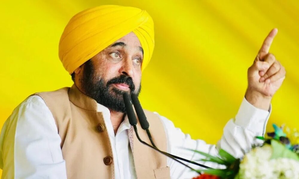 पंजाब में 2 IAS अधिकारी सस्पेंड:आंगनबाड़ी वर्करों के लिए स्मार्टफोन खरीदने में देरी पर एक्शन, चार की ट्रांसफर