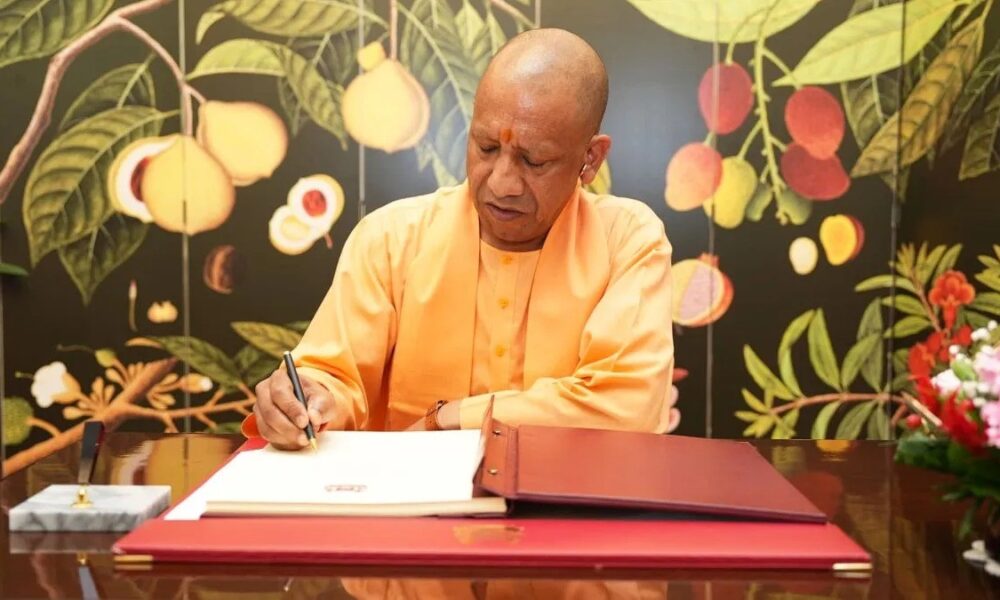 सिंगापुर में भी हिट हुआ CM योगी आदित्यनाथ का मॉडल, दौरे के पहले दिन ही 20, 000 करोड़ रुपए का एमओयू