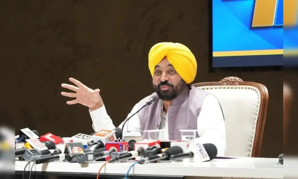 CM भगवंत मान ने AAP सरकार का हेल्थ रिपोर्ट कार्ड किया जारी, 4 साल की योजनाओं का दिया ब्योरा
