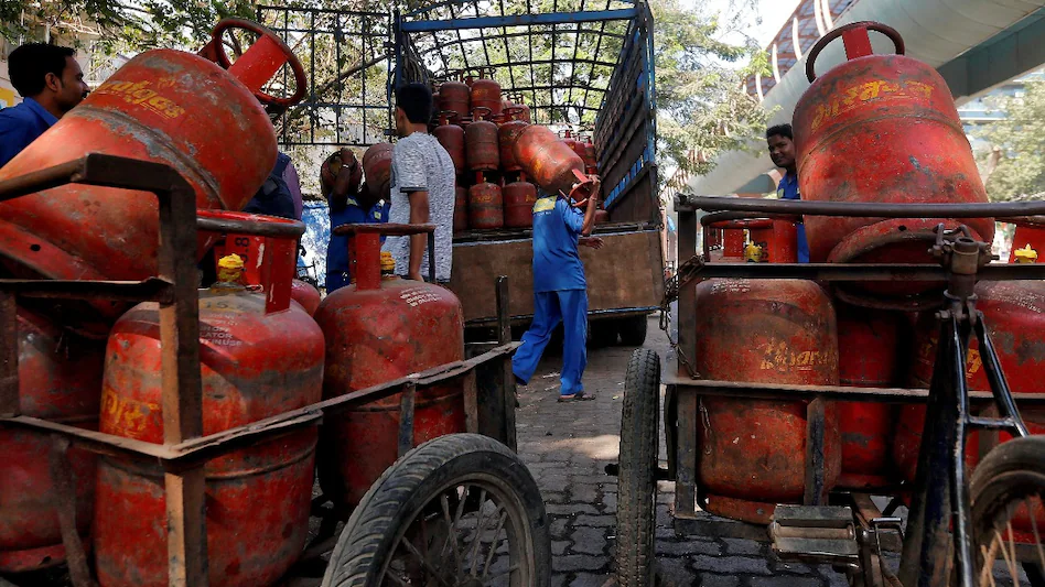 कॉमर्शियल LPG संकट: कई राज्यों में सप्लाई रोकी गई, होटल-रेस्टोरेंट्स पर असर