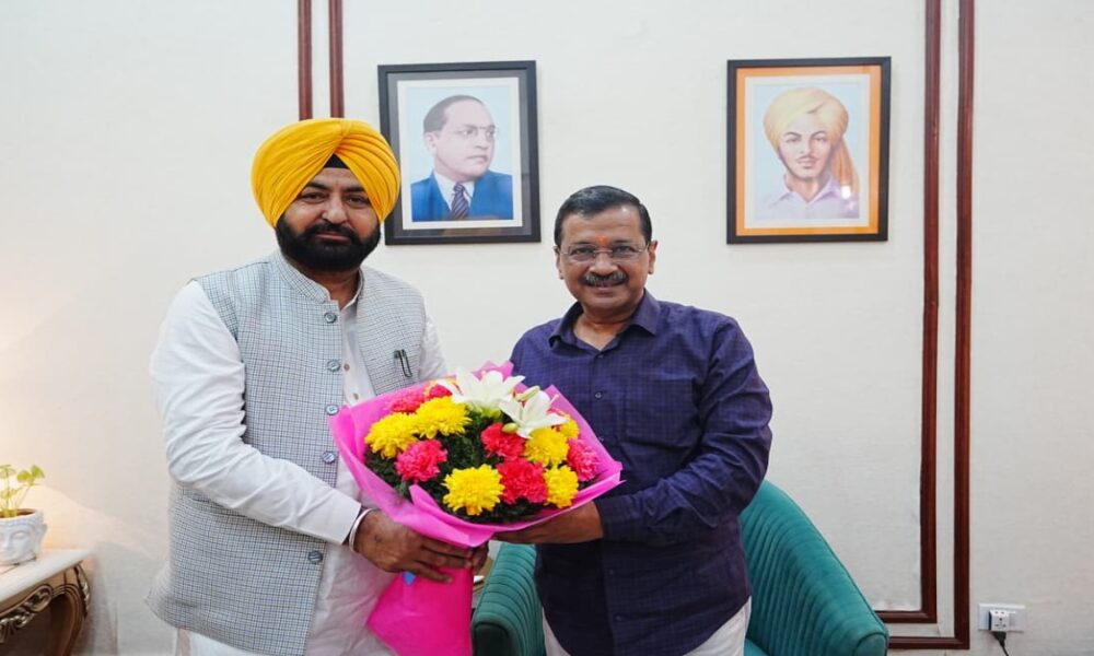 Hardeep Singh Mundia ने नई दिल्ली में अरविंद केजरीवाल और मनीष सिसोदिया से मुलाकात कर दी बधाई