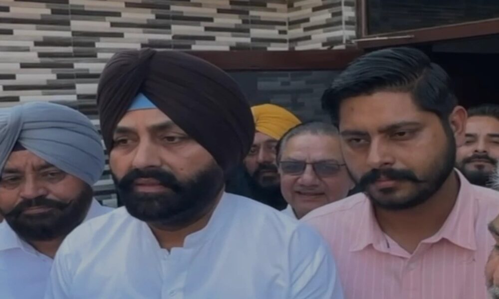Punjab News: पंजाब सरकार के मंत्रियों और आप विधायकों ने शहीद एएसआई गुरनाम सिंह के परिवार से की मुलाकात, मुख्यमंत्री भगवंत सिंह मान की ओर से दिया भरोसा