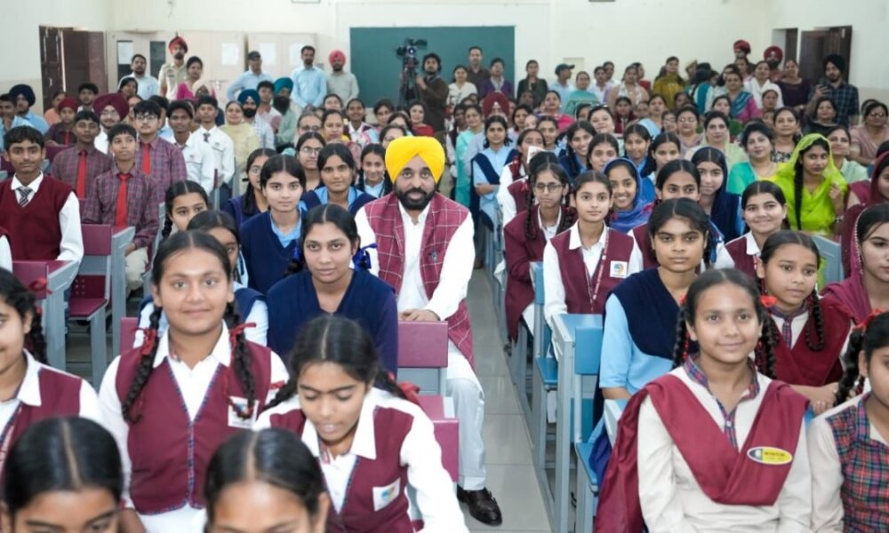 CM भगवंत सिंह मान ने आदमपुर के स्कूल ऑफ एमिनेंस में विद्यार्थियों से की मुलाकात