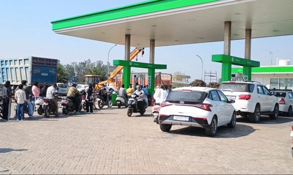 पेट्रोल पंपों पर ‘NO STOCK’ के बोर्ड, लंबी कतारों से मची अफरा-तफरी — अफवाहों पर सरकार की सख्त चेतावनी