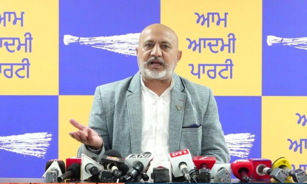 PRTC की बसों के कलर पर AAP का पलटवार:बलतेज पन्नू बोले- 2016 में आकाली दल ने ग्रामीण बसों का करवाया था यही कलर
