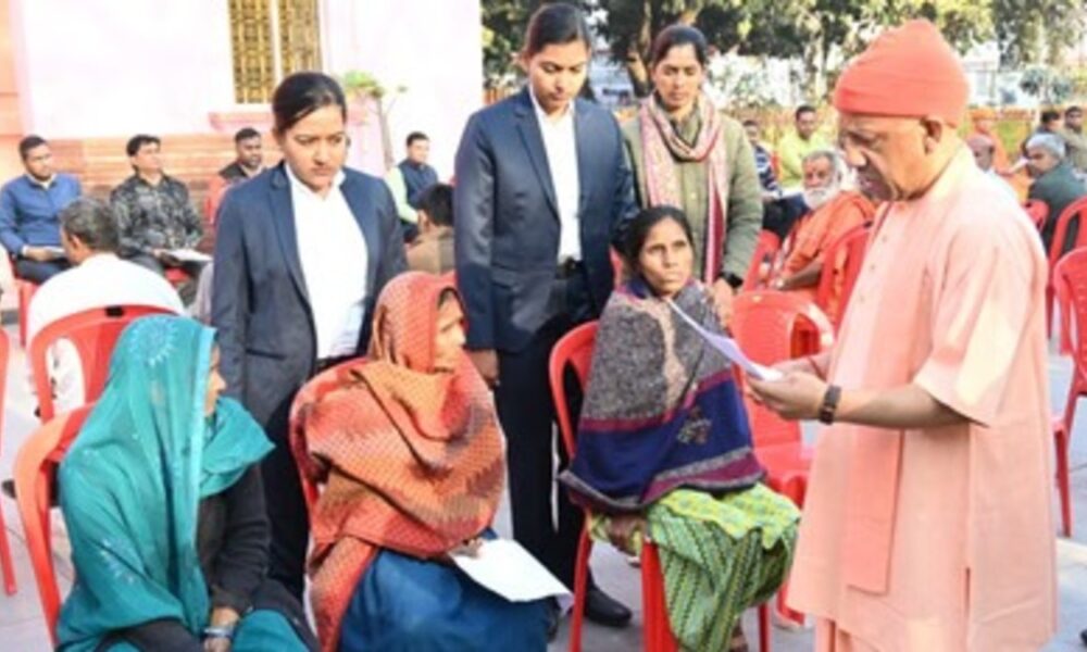 होली पर गोरखनाथ मंदिर में CM योगी का जनता दर्शन, इलाज के लिए आर्थिक मदद का भरोसा