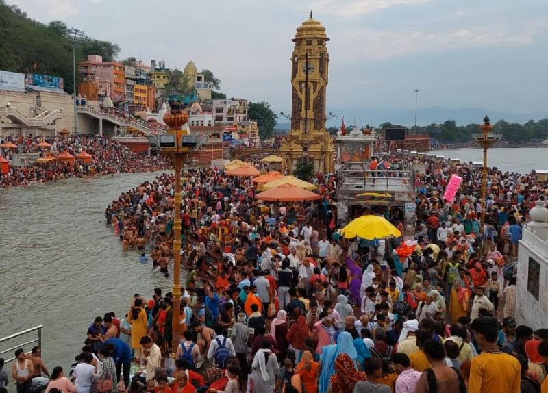 गंगा दशहरा पर हरिद्वार में श्रद्धालुओं का जनसैलाब, हाईवे से घाटों तक भारी भीड़