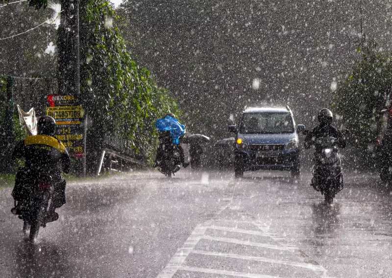 देशभर में मौसम का कहर: 13 राज्यों में भारी बारिश, आंधी और तेज हवाओं का अलर्ट जारी