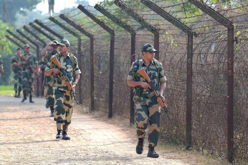 भारत-बांग्लादेश सीमा पर बढ़ा तनाव, सैकड़ों लोगों ने लाठी-डंडों के साथ की सीमा पार करने की कोशिश, BSF ने रोका