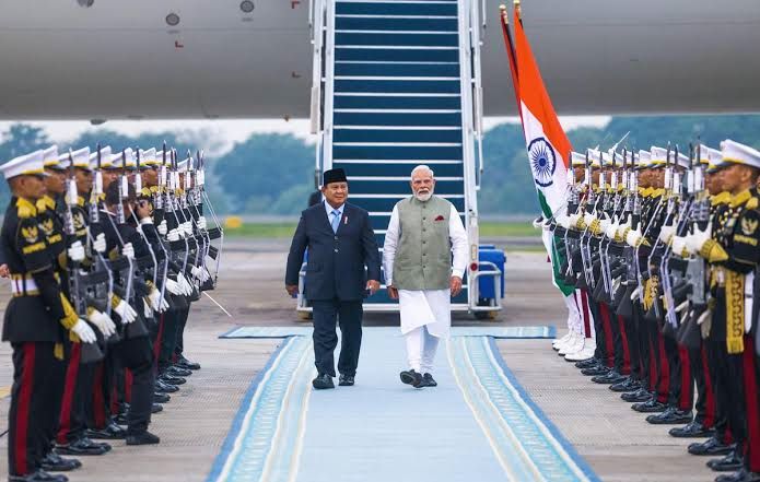 इंडोनेशिया पहुंचे पीएम मोदी, राष्ट्रपति ने खुद किया स्वागत; रक्षा, व्यापार और समुद्री सहयोग पर होंगी अहम बातचीत