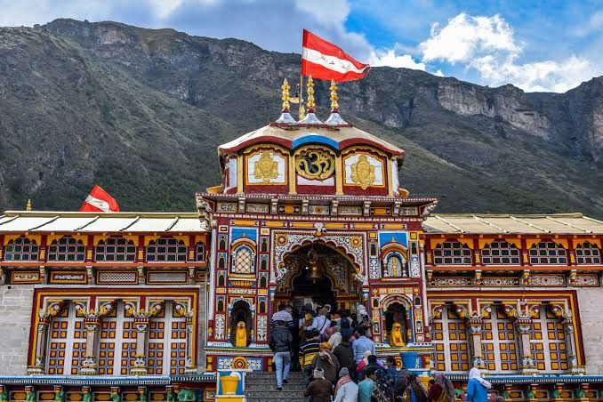 बद्रीनाथ धाम में चढ़ावे को लेकर बढ़ा विवाद, निजी सचिव पर कार्रवाई के बाद जांच तेज