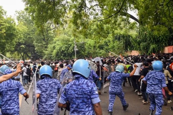 संसद मार्च विवाद पर सुप्रीम कोर्ट की नजर: पुलिस कार्रवाई को चुनौती देने वाली याचिकाओं पर सोमवार को होगी अहम सुनवाई
