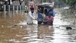 असम में बाढ़ का संकट गहराया: 97 लोगों की जा चुकी जान, 15 जिलों के 1.68 लाख से ज्यादा लोग अब भी प्रभावित