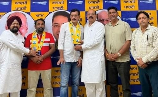 जालंधर वेस्ट में AAP को मिली नई ताकत: भाजपा के कई नेता-कार्यकर्ता आम आदमी पार्टी में शामिल, मंत्री मोहिंदर भगत ने कराया स्वागत