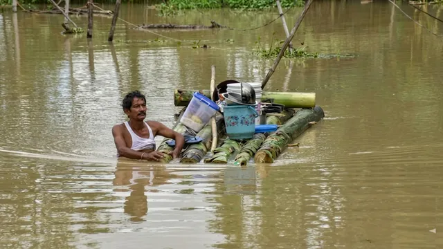 देशभर में बारिश का कहर: केंद्र ने 7 राज्यों को जारी किए ₹2,117 करोड़, असम-ओडिशा से गुजरात तक राहत और बचाव अभियान तेज